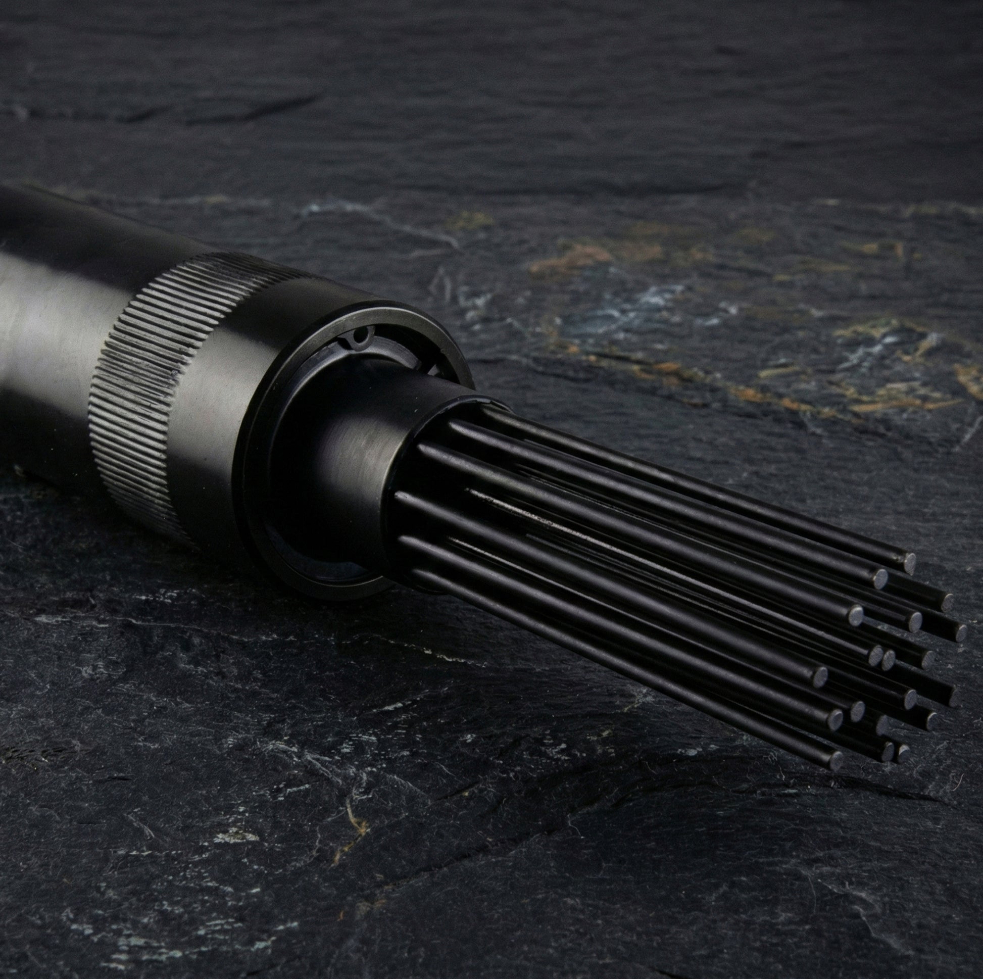 Heavy-Duty LE-AN324 Needle Scaler - Professional Grade tool with 19 needles, designed for tough automotive and shipyard maintenance.