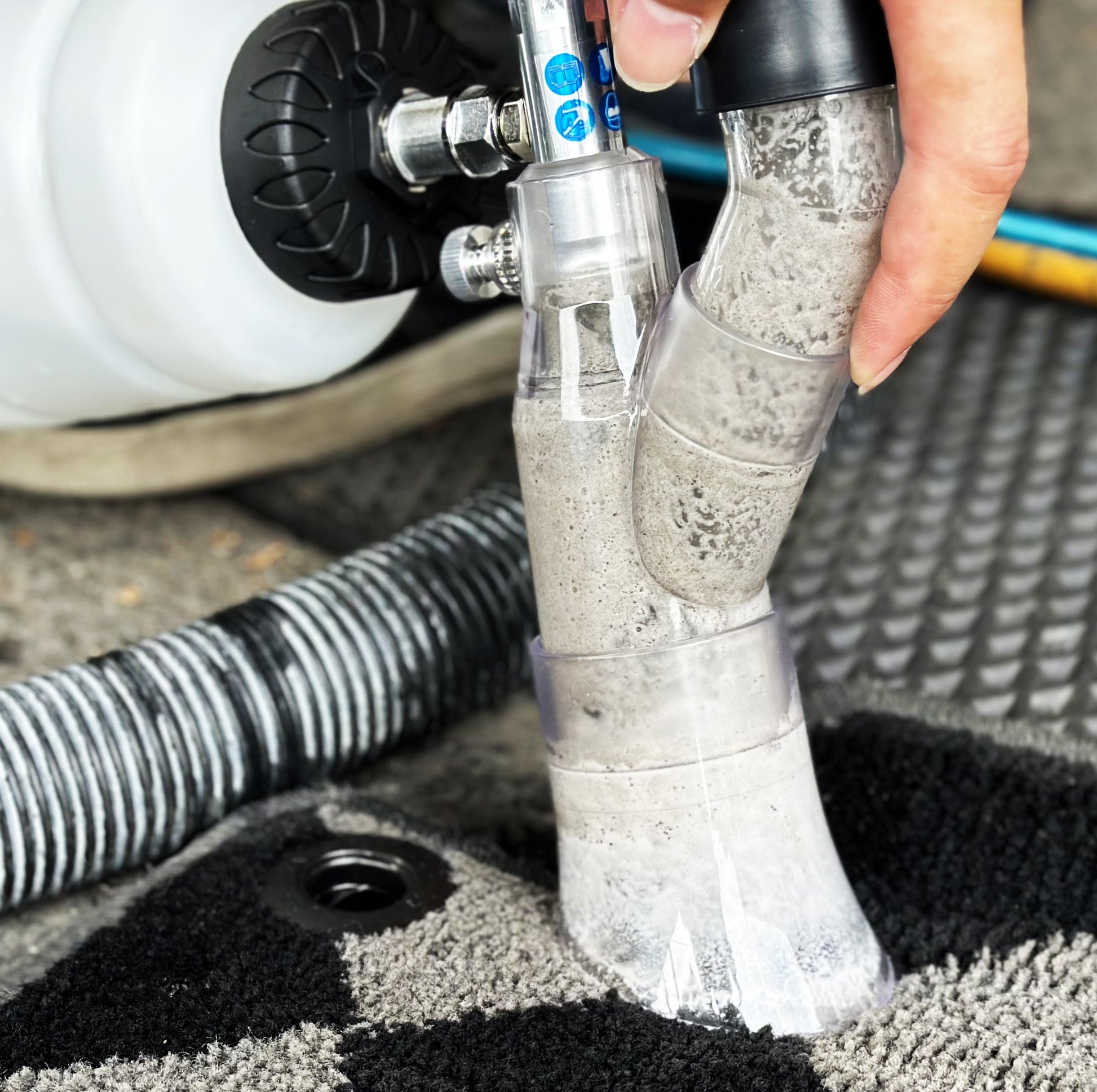 LE-WT-0100SB Deep Cleaning System - High Pressure Foam Gun with Extractor Vacuum Set for removing stubborn dirt on surfaces and fabrics.