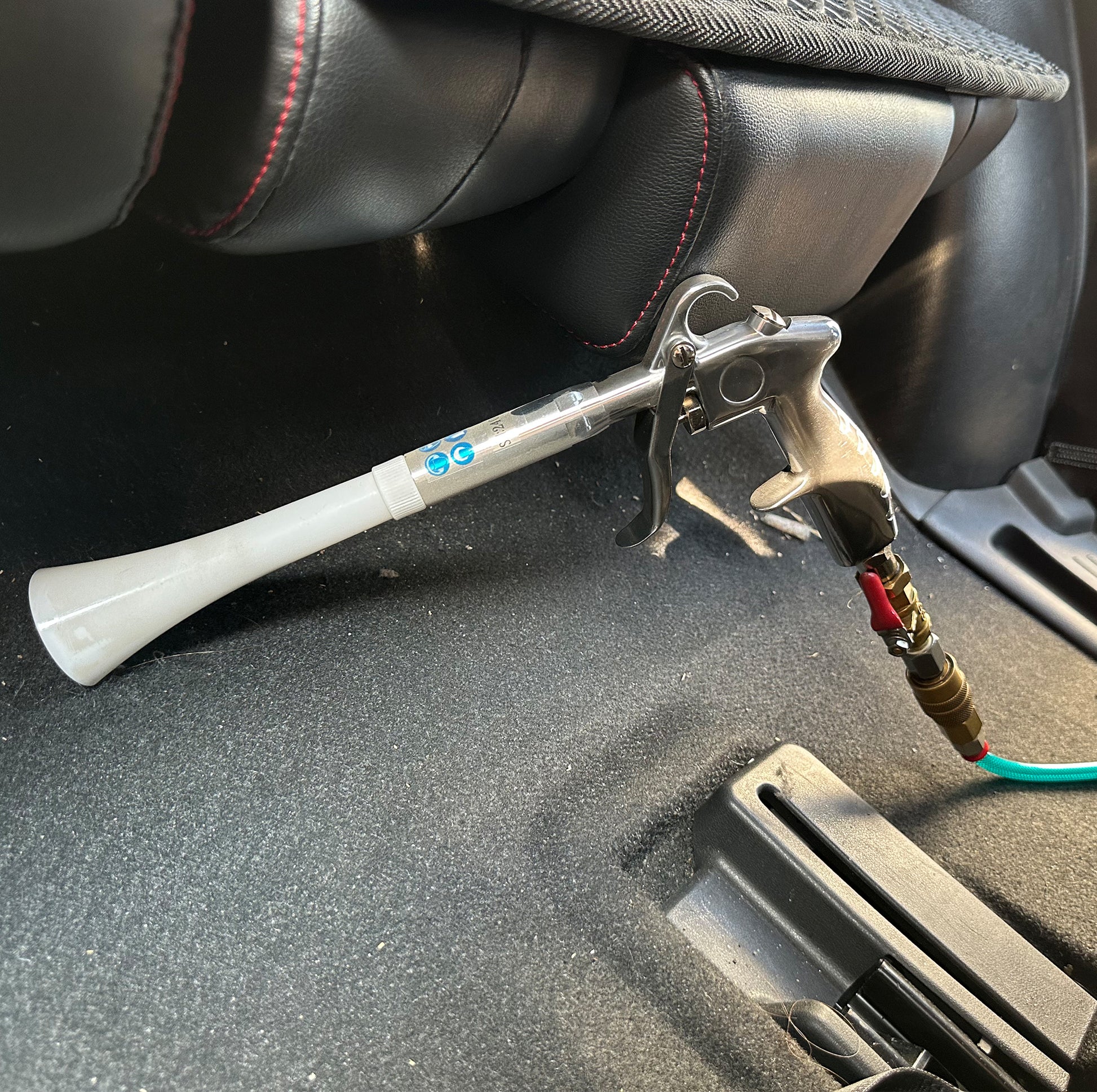 Tornado Cleaning Gun LE-Wt-0100NI - Advanced Air Pulse Technology for effective maintenance, cleaning, and drying of industrial surfaces.